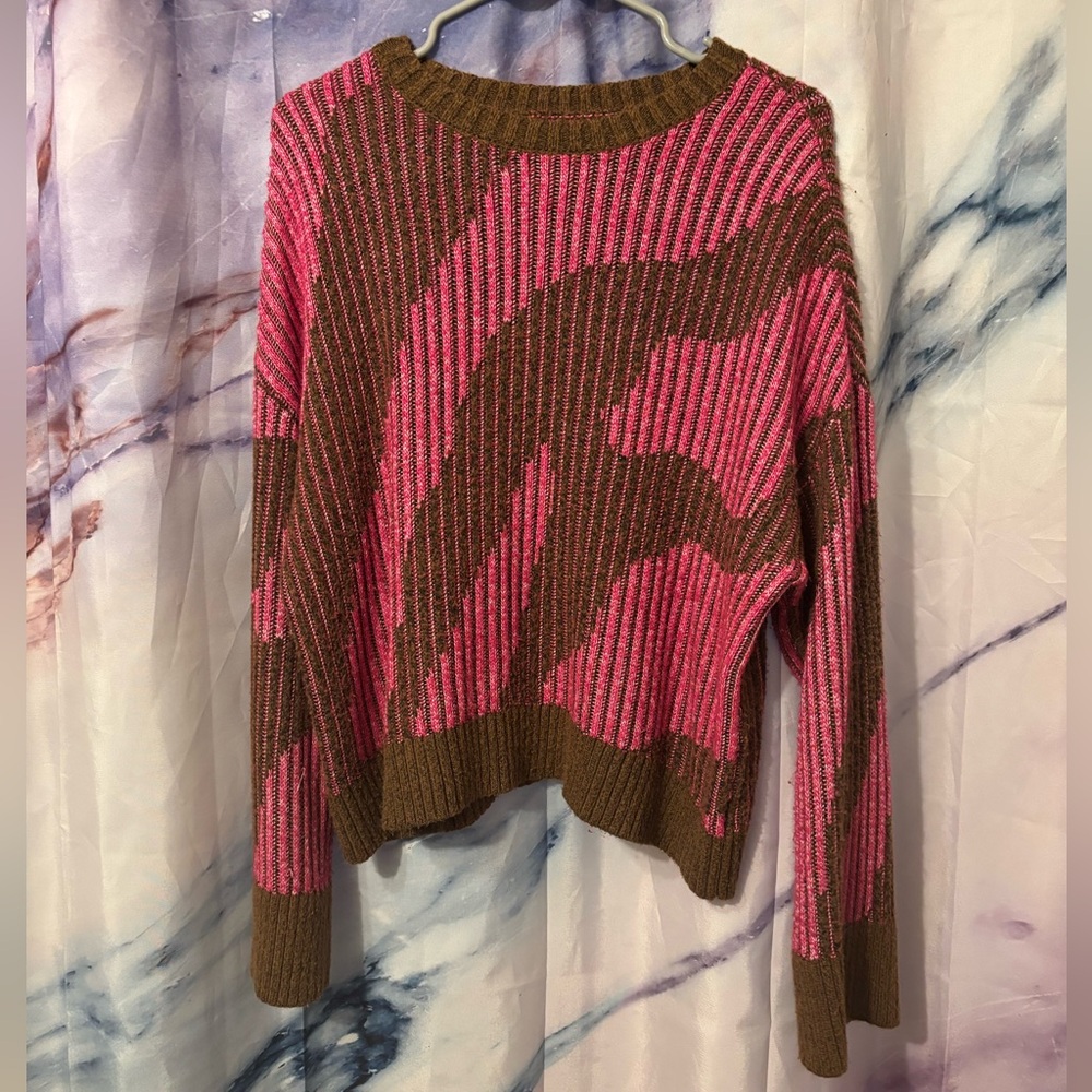 Beautiful brown & pink sweater 🥹 Nine West brand & very warm!